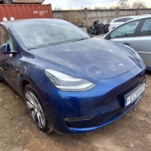 Tesla model Y LONG RANGE AWD