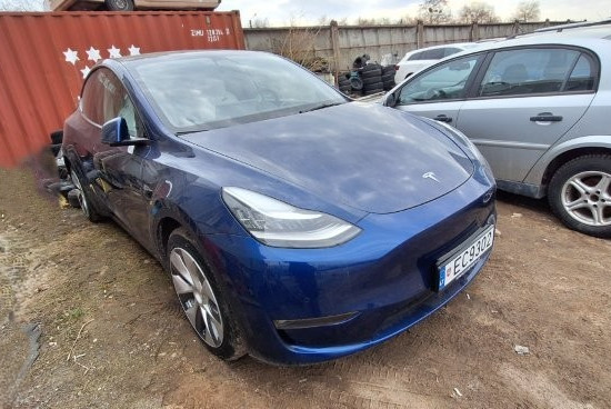 Tesla model Y LONG RANGE AWD